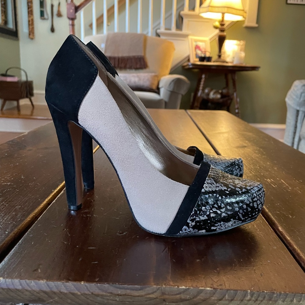 BCBG - Perries in Neutral/black/fawn